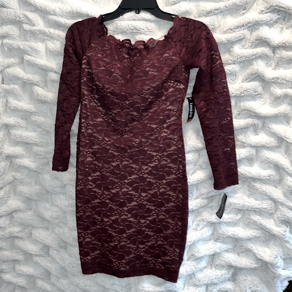 Bodycon lace off-the-shoulder dress